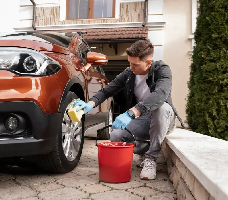 Lavage auto à domicile Saint-Cyr-en-Arthies : professionnel intervenant sur un véhicule